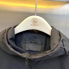 Prad普拉达、2026秋冬新品男士连帽夹克外套。 一件搞定通勤出行,帅得毫不费力。 利落短款版型,修饰肩线,弱化肚腩, Prad普拉达、2026秋冬新品男士连帽夹克外套。 一件搞定通勤出行,帅得毫不费力。 利落短款版型,修饰肩线,弱化肚腩,
