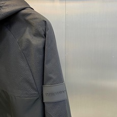1v威登、2026秋冬新品连帽拼接夹克外套。 出门回头率拉满的硬汉战袍! 极简纯色调融合暗纹拼接,自带高街轻奢气场。版型 1v威登、2026秋冬新品连帽拼接夹克外套。 出门回头率拉满的硬汉战袍! 极简纯色调融合暗纹拼接,自带高街轻奢气场。版型