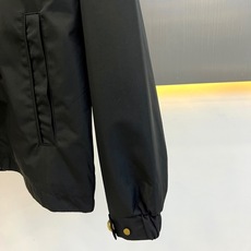 1v威登、2026秋冬新品连帽拼接夹克外套。 出门回头率拉满的硬汉战袍! 极简纯色调融合暗纹拼接,自带高街轻奢气场。版型 1v威登、2026秋冬新品连帽拼接夹克外套。 出门回头率拉满的硬汉战袍! 极简纯色调融合暗纹拼接,自带高街轻奢气场。版型