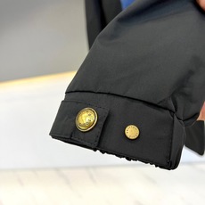 1v威登、2026秋冬新品连帽拼接夹克外套。 出门回头率拉满的硬汉战袍! 极简纯色调融合暗纹拼接,自带高街轻奢气场。版型 1v威登、2026秋冬新品连帽拼接夹克外套。 出门回头率拉满的硬汉战袍! 极简纯色调融合暗纹拼接,自带高街轻奢气场。版型