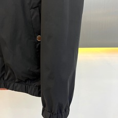 Bur巴宝莉、2026秋冬新品双面可穿连帽夹克外套。 换季出门一件搞定,男士衣橱的硬核战袍! 双面穿设计,一面低调纯黑带 Bur巴宝莉、2026秋冬新品双面可穿连帽夹克外套。 换季出门一件搞定,男士衣橱的硬核战袍! 双面穿设计,一面低调纯黑带