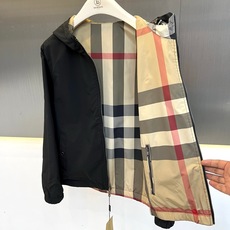 Bur巴宝莉、2026秋冬新品双面可穿连帽夹克外套。 换季出门一件搞定,男士衣橱的硬核战袍! 双面穿设计,一面低调纯黑带 Bur巴宝莉、2026秋冬新品双面可穿连帽夹克外套。 换季出门一件搞定,男士衣橱的硬核战袍! 双面穿设计,一面低调纯黑带