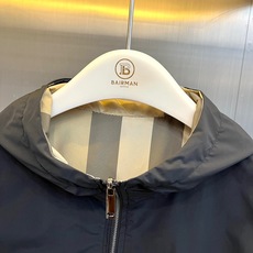 Bur巴宝莉、2026秋冬新品双面可穿连帽夹克外套。 换季出门一件搞定,男士衣橱的硬核战袍! 双面穿设计,一面低调纯黑带 Bur巴宝莉、2026秋冬新品双面可穿连帽夹克外套。 换季出门一件搞定,男士衣橱的硬核战袍! 双面穿设计,一面低调纯黑带
