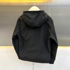 Bur巴宝莉、2026秋冬新品双面可穿连帽夹克外套。 换季出门一件搞定,男士衣橱的硬核战袍! 双面穿设计,一面低调纯黑带 Bur巴宝莉、2026秋冬新品双面可穿连帽夹克外套。 换季出门一件搞定,男士衣橱的硬核战袍! 双面穿设计,一面低调纯黑带