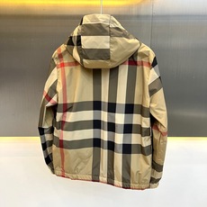 Bur巴宝莉、2026秋冬新品双面可穿连帽夹克外套。 换季出门一件搞定,男士衣橱的硬核战袍! 双面穿设计,一面低调纯黑带 Bur巴宝莉、2026秋冬新品双面可穿连帽夹克外套。 换季出门一件搞定,男士衣橱的硬核战袍! 双面穿设计,一面低调纯黑带