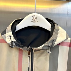 Bur巴宝莉、2026秋冬新品双面可穿连帽夹克外套。 换季出门一件搞定,男士衣橱的硬核战袍! 双面穿设计,一面低调纯黑带 Bur巴宝莉、2026秋冬新品双面可穿连帽夹克外套。 换季出门一件搞定,男士衣橱的硬核战袍! 双面穿设计,一面低调纯黑带