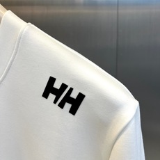 HELLY HANSEN、2026秋冬新品极简HH字母圆领卫衣。 早秋衣橱的“定海神针”来了!这件卫衣直接把高级感拉满✨ HELLY HANSEN、2026秋冬新品极简HH字母圆领卫衣。 早秋衣橱的“定海神针”来了!这件卫衣直接把高级感拉满✨