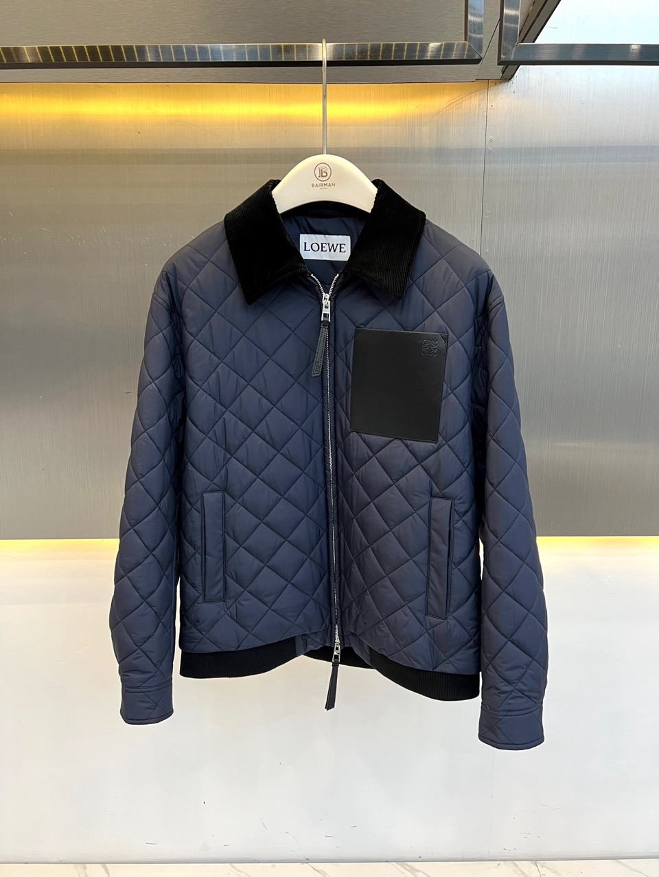 Lowe罗意威、2026秋冬新品菱格绗缝棉服夹克。 入秋第一件“显贵”外套，穿上就不想脱！ 版型挺括，对微胖身材包容度极