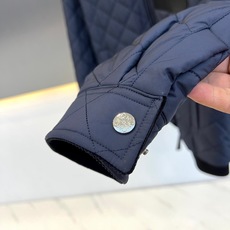 Lowe罗意威、2026秋冬新品菱格绗缝棉服夹克。 入秋第一件“显贵”外套,穿上就不想脱! 版型挺括,对微胖身材包容度极 Lowe罗意威、2026秋冬新品菱格绗缝棉服夹克。 入秋第一件“显贵”外套,穿上就不想脱! 版型挺括,对微胖身材包容度极