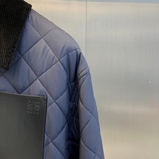 Lowe罗意威、2026秋冬新品菱格绗缝棉服夹克。 入秋第一件“显贵”外套,穿上就不想脱! 版型挺括,对微胖身材包容度极 Lowe罗意威、2026秋冬新品菱格绗缝棉服夹克。 入秋第一件“显贵”外套,穿上就不想脱! 版型挺括,对微胖身材包容度极