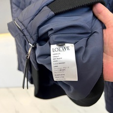 Lowe罗意威、2026秋冬新品菱格绗缝棉服夹克。 入秋第一件“显贵”外套,穿上就不想脱! 版型挺括,对微胖身材包容度极 Lowe罗意威、2026秋冬新品菱格绗缝棉服夹克。 入秋第一件“显贵”外套,穿上就不想脱! 版型挺括,对微胖身材包容度极