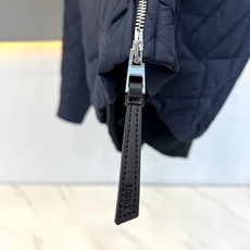 Lowe罗意威、2026秋冬新品菱格绗缝棉服夹克。 入秋第一件“显贵”外套,穿上就不想脱! 版型挺括,对微胖身材包容度极 Lowe罗意威、2026秋冬新品菱格绗缝棉服夹克。 入秋第一件“显贵”外套,穿上就不想脱! 版型挺括,对微胖身材包容度极