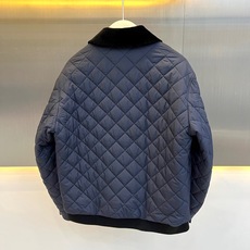 Lowe罗意威、2026秋冬新品菱格绗缝棉服夹克。 入秋第一件“显贵”外套,穿上就不想脱! 版型挺括,对微胖身材包容度极 Lowe罗意威、2026秋冬新品菱格绗缝棉服夹克。 入秋第一件“显贵”外套,穿上就不想脱! 版型挺括,对微胖身材包容度极