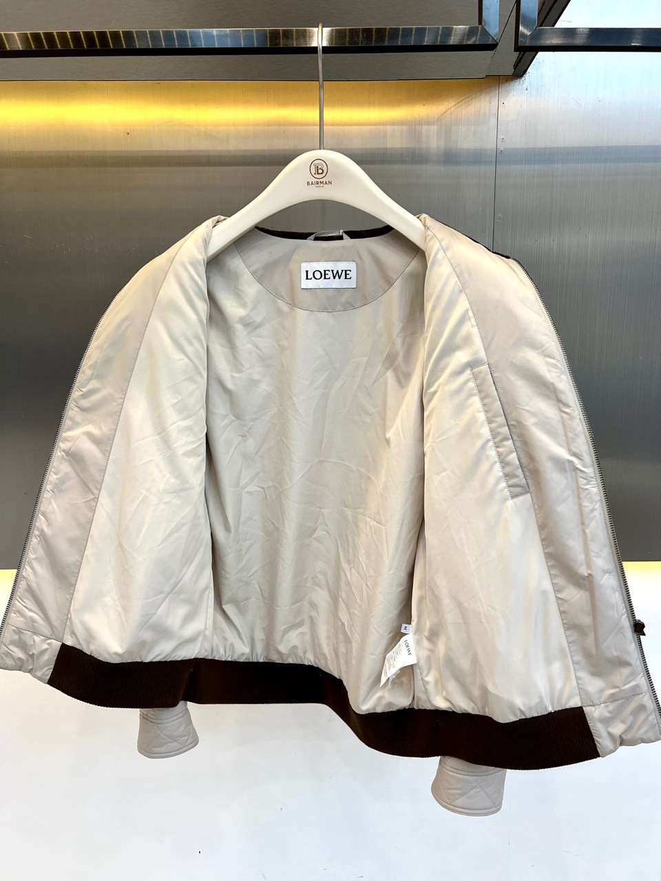 Lowe罗意威、2026秋冬新品菱格绗缝棉服夹克。 入秋第一件“显贵”外套，穿上就不想脱！ 版型挺括，对微胖身材包容度极