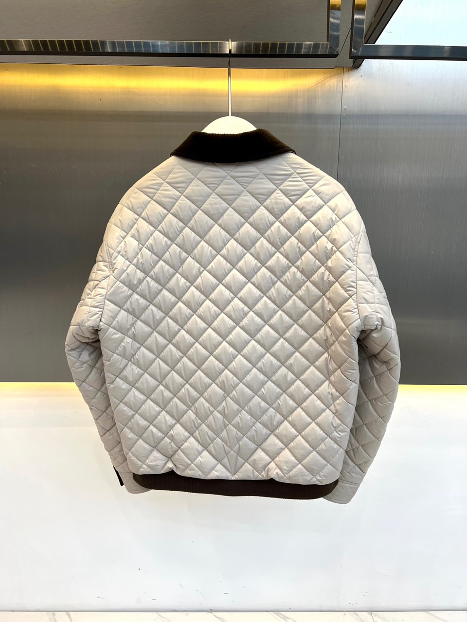 Lowe罗意威、2026秋冬新品菱格绗缝棉服夹克。 入秋第一件“显贵”外套，穿上就不想脱！ 版型挺括，对微胖身材包容度极