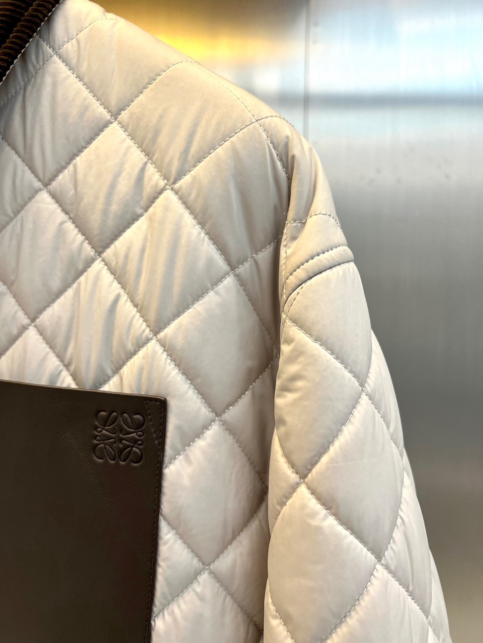 Lowe罗意威、2026秋冬新品菱格绗缝棉服夹克。 入秋第一件“显贵”外套，穿上就不想脱！ 版型挺括，对微胖身材包容度极