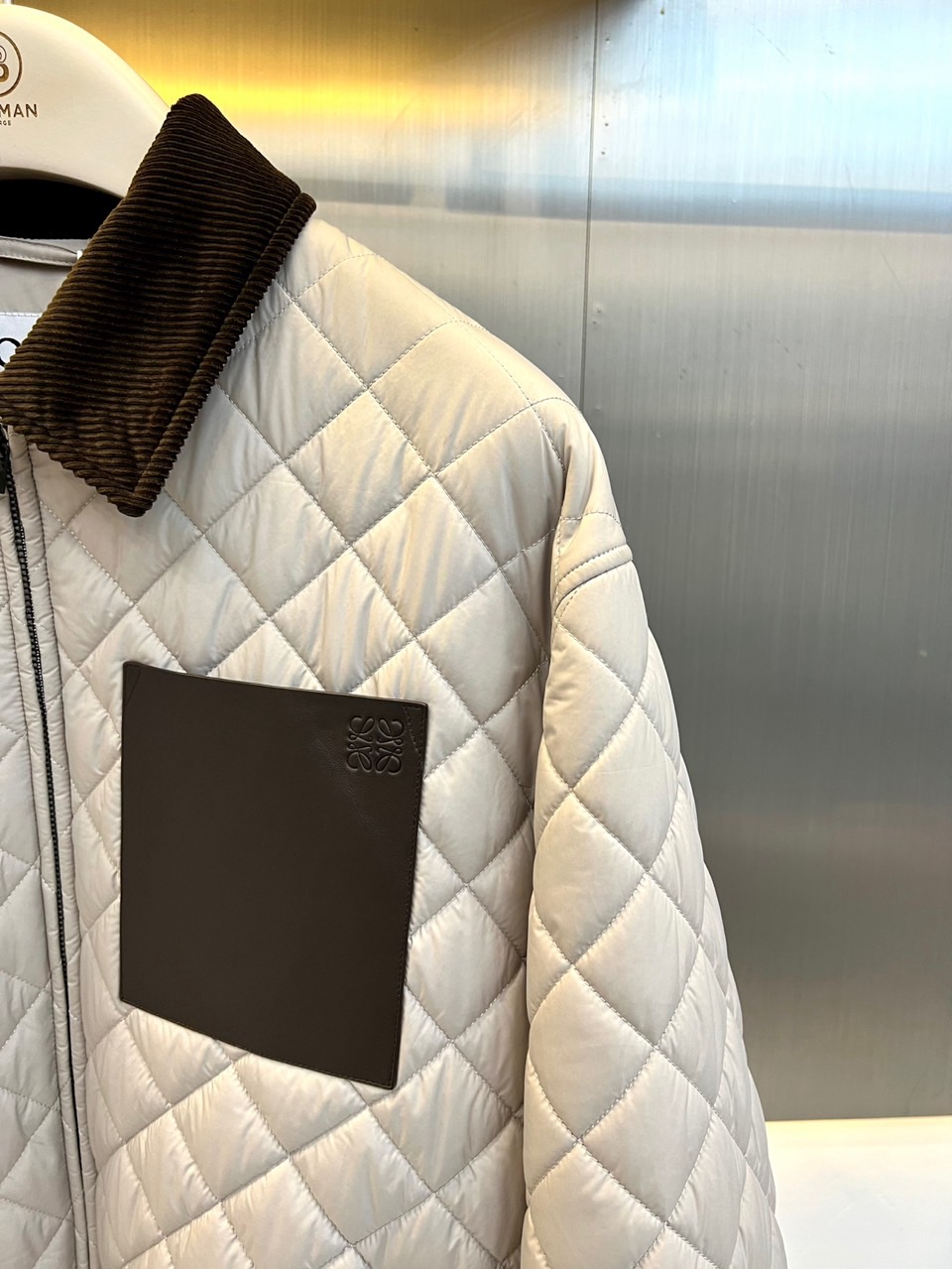 Lowe罗意威、2026秋冬新品菱格绗缝棉服夹克。 入秋第一件“显贵”外套，穿上就不想脱！ 版型挺括，对微胖身材包容度极