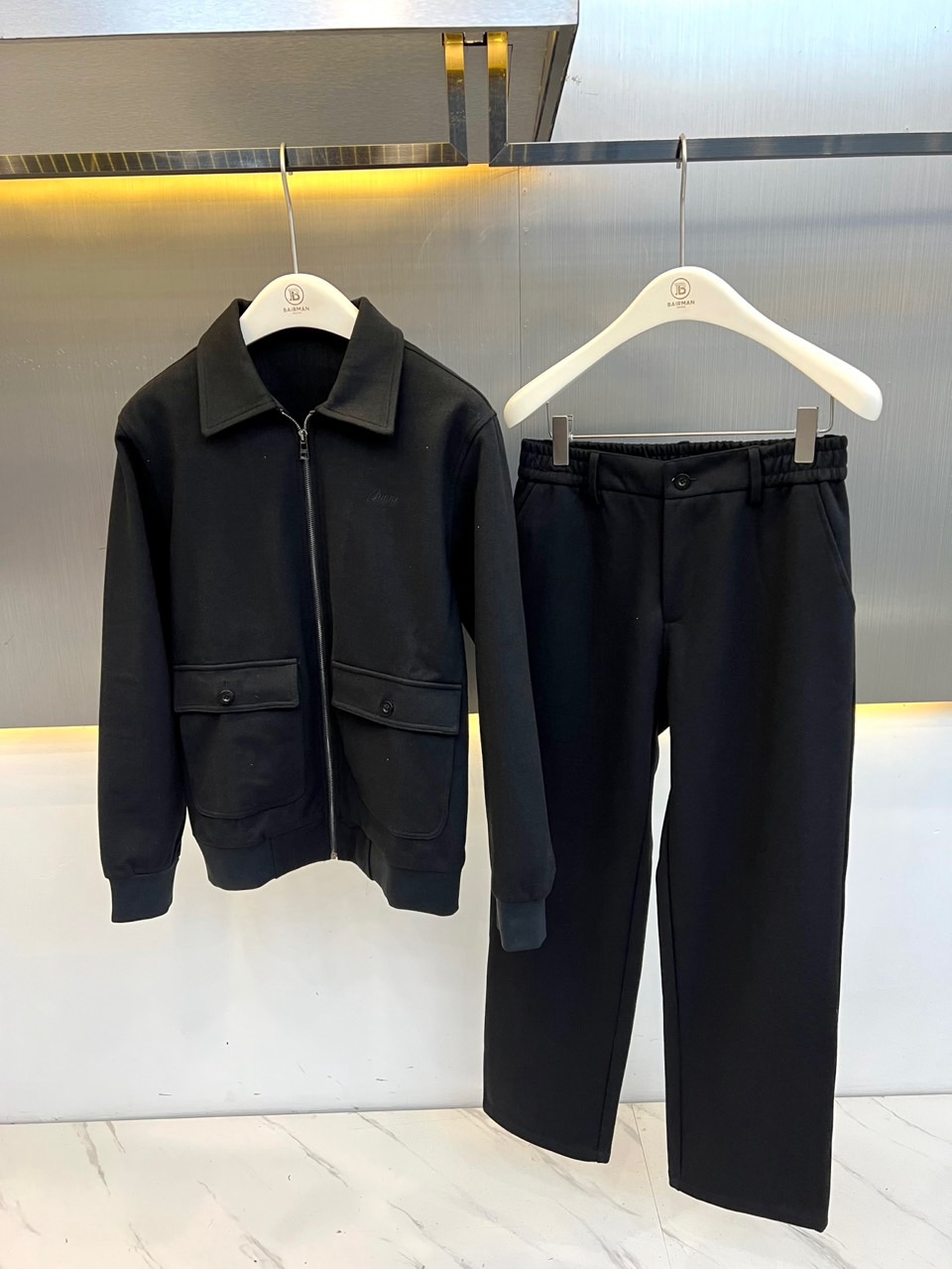 BERLUTI 布鲁提、2026秋冬新品高定羊毛感翻领夹克套装。 秋日松弛感，这一套直接封神！ 面料厚实挺括，上身瞬间修