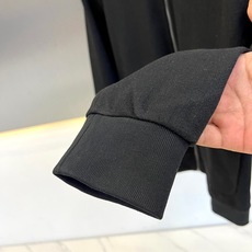 BERLUTI 布鲁提、2026秋冬新品高定羊毛感翻领夹克套装。 秋日松弛感,这一套直接封神! 面料厚实挺括,上身瞬间修 BERLUTI 布鲁提、2026秋冬新品高定羊毛感翻领夹克套装。 秋日松弛感,这一套直接封神! 面料厚实挺括,上身瞬间修