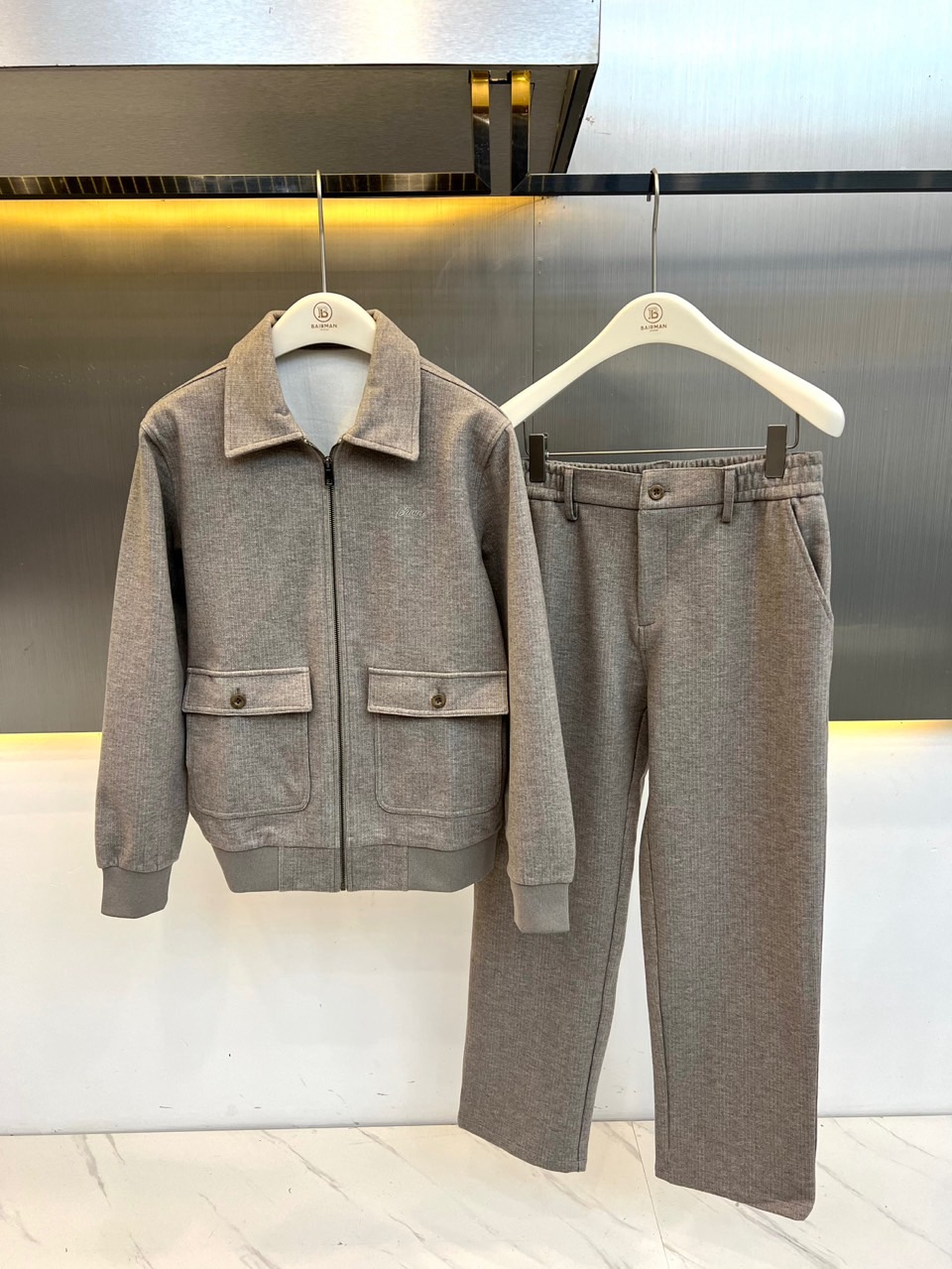 BERLUTI 布鲁提、2026秋冬新品高定羊毛感翻领夹克套装。 秋日松弛感，这一套直接封神！ 面料厚实挺括，上身瞬间修