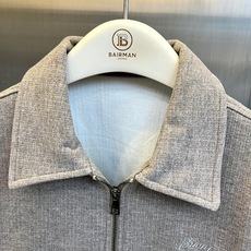 BERLUTI 布鲁提、2026秋冬新品高定羊毛感翻领夹克套装。 秋日松弛感,这一套直接封神! 面料厚实挺括,上身瞬间修 BERLUTI 布鲁提、2026秋冬新品高定羊毛感翻领夹克套装。 秋日松弛感,这一套直接封神! 面料厚实挺括,上身瞬间修