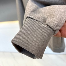 BERLUTI 布鲁提、2026秋冬新品高定羊毛感翻领夹克套装。 秋日松弛感,这一套直接封神! 面料厚实挺括,上身瞬间修 BERLUTI 布鲁提、2026秋冬新品高定羊毛感翻领夹克套装。 秋日松弛感,这一套直接封神! 面料厚实挺括,上身瞬间修