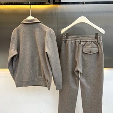 BERLUTI 布鲁提、2026秋冬新品高定羊毛感翻领夹克套装。 秋日松弛感,这一套直接封神! 面料厚实挺括,上身瞬间修 BERLUTI 布鲁提、2026秋冬新品高定羊毛感翻领夹克套装。 秋日松弛感,这一套直接封神! 面料厚实挺括,上身瞬间修