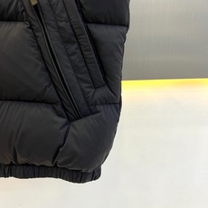 Mon蒙口、2026秋冬新品经典立领羽绒马甲。 秋冬叠穿天花板,这件真的太提气了!🔥 经典立领羽绒马甲,撞色利落干净。横 Mon蒙口、2026秋冬新品经典立领羽绒马甲。 秋冬叠穿天花板,这件真的太提气了!🔥 经典立领羽绒马甲,撞色利落干净。横