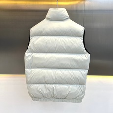 Mon蒙口、2026秋冬新品经典立领羽绒马甲。 秋冬叠穿天花板,这件真的太提气了!🔥 经典立领羽绒马甲,撞色利落干净。横 Mon蒙口、2026秋冬新品经典立领羽绒马甲。 秋冬叠穿天花板,这件真的太提气了!🔥 经典立领羽绒马甲,撞色利落干净。横