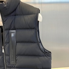 Mon蒙口【鹅绒】、2026秋冬新品90白鹅绒立领马甲。 秋冬质感天花板,型男衣橱必备! 立领横向绗缝设计视觉收缩感极强 Mon蒙口【鹅绒】、2026秋冬新品90白鹅绒立领马甲。 秋冬质感天花板,型男衣橱必备! 立领横向绗缝设计视觉收缩感极强