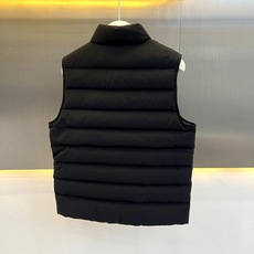 Mon蒙口【鹅绒】、2026秋冬新品90白鹅绒立领马甲。 秋冬质感天花板,型男衣橱必备! 立领横向绗缝设计视觉收缩感极强 Mon蒙口【鹅绒】、2026秋冬新品90白鹅绒立领马甲。 秋冬质感天花板,型男衣橱必备! 立领横向绗缝设计视觉收缩感极强