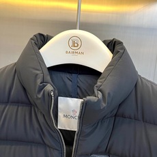 Mon蒙口【鹅绒】、2026秋冬新品90白鹅绒立领马甲。 秋冬质感天花板,型男衣橱必备! 立领横向绗缝设计视觉收缩感极强 Mon蒙口【鹅绒】、2026秋冬新品90白鹅绒立领马甲。 秋冬质感天花板,型男衣橱必备! 立领横向绗缝设计视觉收缩感极强