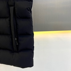 Mon蒙口【鹅绒】、2026秋冬新品90白鹅绒立领马甲。 秋冬质感天花板,型男衣橱必备! 立领横向绗缝设计视觉收缩感极强 Mon蒙口【鹅绒】、2026秋冬新品90白鹅绒立领马甲。 秋冬质感天花板,型男衣橱必备! 立领横向绗缝设计视觉收缩感极强