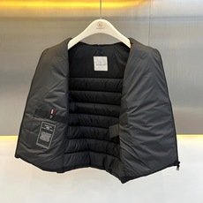 Mon蒙口【鹅绒】、2026秋冬新品90白鹅绒立领马甲。 秋冬质感天花板,型男衣橱必备! 立领横向绗缝设计视觉收缩感极强 Mon蒙口【鹅绒】、2026秋冬新品90白鹅绒立领马甲。 秋冬质感天花板,型男衣橱必备! 立领横向绗缝设计视觉收缩感极强