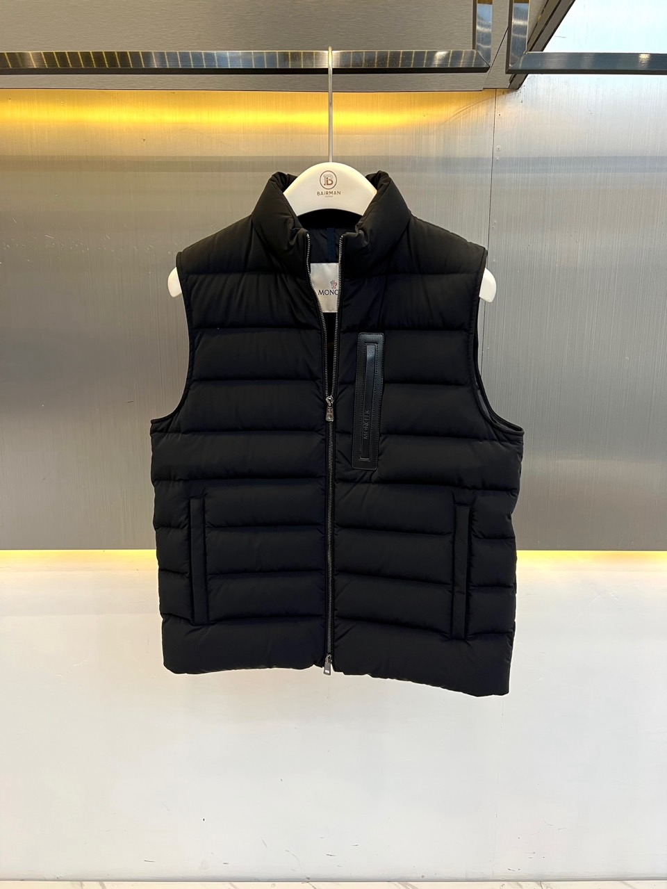 Mon蒙口【鹅绒】、2026秋冬新品90白鹅绒立领马甲。 秋冬质感天花板，型男衣橱必备！ 立领横向绗缝设计视觉收缩感极强