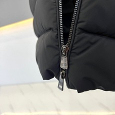 Mon蒙口【鹅绒】、2026秋冬新品90白鹅绒立领马甲。 秋冬质感天花板,型男衣橱必备! 立领横向绗缝设计视觉收缩感极强 Mon蒙口【鹅绒】、2026秋冬新品90白鹅绒立领马甲。 秋冬质感天花板,型男衣橱必备! 立领横向绗缝设计视觉收缩感极强