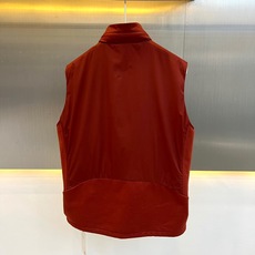 Canada Goose/加拿大鹅、2026秋冬新品立领拼接机能马甲。 秋日叠穿天花板,这件真的藏不住了! 立领设计拉长 Canada Goose/加拿大鹅、2026秋冬新品立领拼接机能马甲。 秋日叠穿天花板,这件真的藏不住了! 立领设计拉长