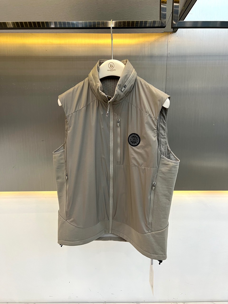Canada Goose/加拿大鹅、2026秋冬新品立领拼接机能马甲。 秋日叠穿天花板，这件真的藏不住了！ 立领设计拉长