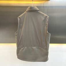 Canada Goose/加拿大鹅、2026秋冬新品立领拼接机能马甲。 秋日叠穿天花板,这件真的藏不住了! 立领设计拉长 Canada Goose/加拿大鹅、2026秋冬新品立领拼接机能马甲。 秋日叠穿天花板,这件真的藏不住了! 立领设计拉长