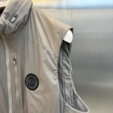 Canada Goose/加拿大鹅、2026秋冬新品立领拼接机能马甲。 秋日叠穿天花板,这件真的藏不住了! 立领设计拉长 Canada Goose/加拿大鹅、2026秋冬新品立领拼接机能马甲。 秋日叠穿天花板,这件真的藏不住了! 立领设计拉长