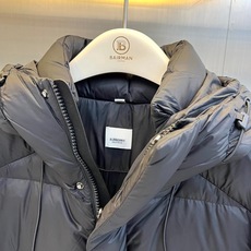 Bur巴宝莉、2026秋冬新品经典连帽羽绒服。 降温天的安全感,这件直接拉满! 色调高级耐看,宽松版型对身材包容度极高, Bur巴宝莉、2026秋冬新品经典连帽羽绒服。 降温天的安全感,这件直接拉满! 色调高级耐看,宽松版型对身材包容度极高,