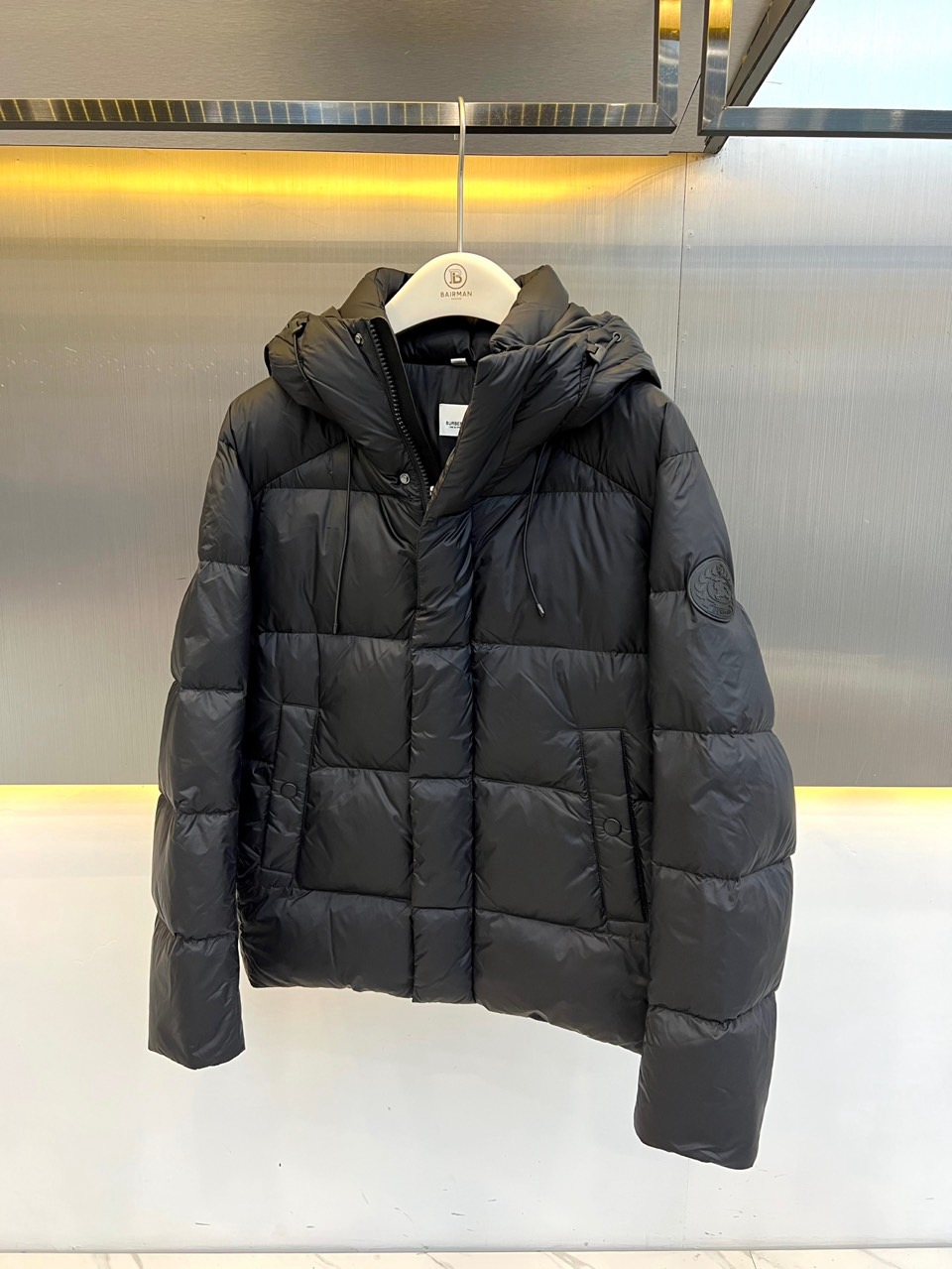 Bur巴宝莉、2026秋冬新品经典连帽羽绒服。 降温天的安全感，这件直接拉满！ 色调高级耐看，宽松版型对身材包容度极高，