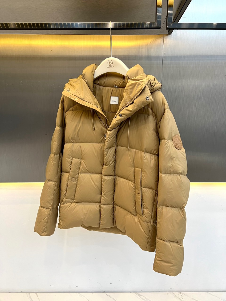 Bur巴宝莉、2026秋冬新品经典连帽羽绒服。 降温天的安全感，这件直接拉满！ 色调高级耐看，宽松版型对身材包容度极高，