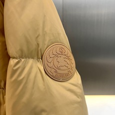 Bur巴宝莉、2026秋冬新品经典连帽羽绒服。 降温天的安全感,这件直接拉满! 色调高级耐看,宽松版型对身材包容度极高, Bur巴宝莉、2026秋冬新品经典连帽羽绒服。 降温天的安全感,这件直接拉满! 色调高级耐看,宽松版型对身材包容度极高,