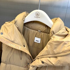Bur巴宝莉、2026秋冬新品经典连帽羽绒服。 降温天的安全感,这件直接拉满! 色调高级耐看,宽松版型对身材包容度极高, Bur巴宝莉、2026秋冬新品经典连帽羽绒服。 降温天的安全感,这件直接拉满! 色调高级耐看,宽松版型对身材包容度极高,