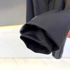 Fend芬迪、2026秋冬新品连帽轻量棉服夹克。 早秋街头最稳的帅气,这件必须拥有姓名! 极简运动轻奢风,版型挺括超修饰 Fend芬迪、2026秋冬新品连帽轻量棉服夹克。 早秋街头最稳的帅气,这件必须拥有姓名! 极简运动轻奢风,版型挺括超修饰