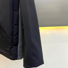 Fend芬迪、2026秋冬新品连帽轻量棉服夹克。 早秋街头最稳的帅气,这件必须拥有姓名! 极简运动轻奢风,版型挺括超修饰 Fend芬迪、2026秋冬新品连帽轻量棉服夹克。 早秋街头最稳的帅气,这件必须拥有姓名! 极简运动轻奢风,版型挺括超修饰