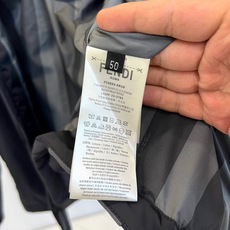 Fend芬迪、2026秋冬新品连帽轻量棉服夹克。 早秋街头最稳的帅气,这件必须拥有姓名! 极简运动轻奢风,版型挺括超修饰 Fend芬迪、2026秋冬新品连帽轻量棉服夹克。 早秋街头最稳的帅气,这件必须拥有姓名! 极简运动轻奢风,版型挺括超修饰