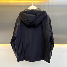 Fend芬迪、2026秋冬新品连帽轻量棉服夹克。 早秋街头最稳的帅气,这件必须拥有姓名! 极简运动轻奢风,版型挺括超修饰 Fend芬迪、2026秋冬新品连帽轻量棉服夹克。 早秋街头最稳的帅气,这件必须拥有姓名! 极简运动轻奢风,版型挺括超修饰