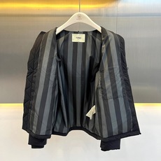 Fend芬迪、2026秋冬新品连帽轻量棉服夹克。 早秋街头最稳的帅气,这件必须拥有姓名! 极简运动轻奢风,版型挺括超修饰 Fend芬迪、2026秋冬新品连帽轻量棉服夹克。 早秋街头最稳的帅气,这件必须拥有姓名! 极简运动轻奢风,版型挺括超修饰